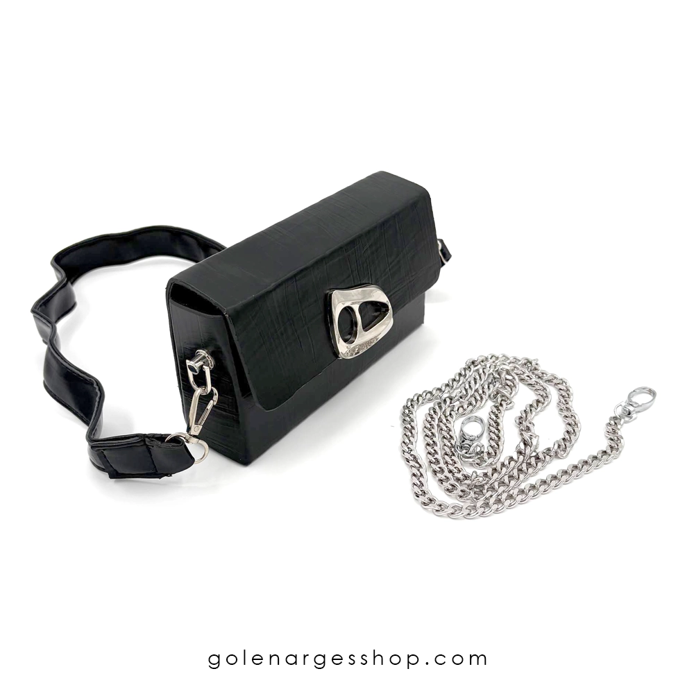 کیف باکسی دوشی زنانه مشکی بند زنجیر نقره ای و قفل خاص-نمای کامل