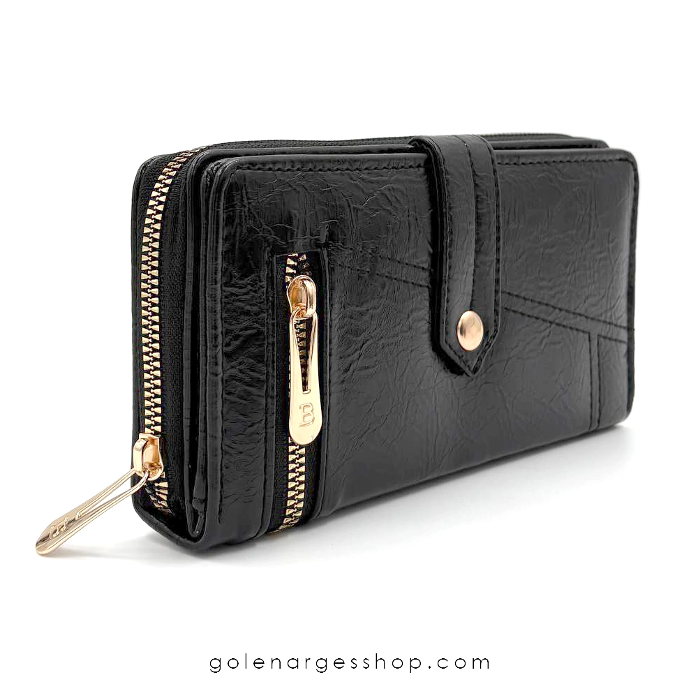 کیف پول زنانه چرم مشکی با جیب زیپی و قفل دکمه‌ای-نمای سه رخ کیف